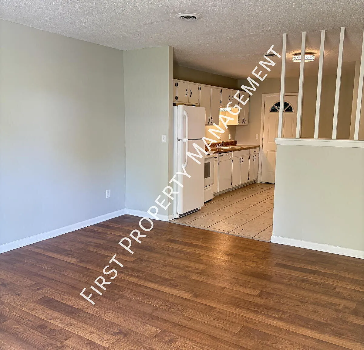 Amazing 2 Bedroom W/ Updated Flooring Must See! — Photo 2