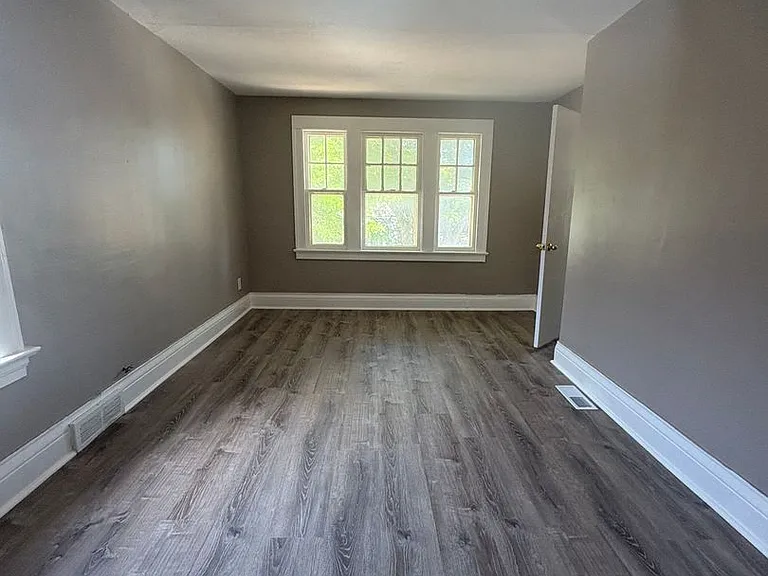 340 Carter St — Photo 1