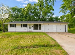 210 Hillcrest Dr, Elsberry, MO 63343