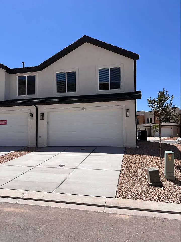 3 bed, 2.5 bath, 1372 sqft, $2,100 — Photo 3