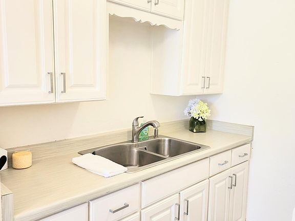 3rd image of 530 E Mariposa St #6