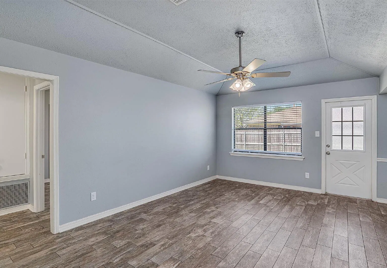 3 bed, 2.0 bath, 1072 sqft, $1,500 — Photo 3