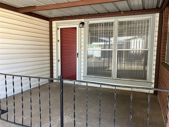 4th image of 2116 Maple Dr