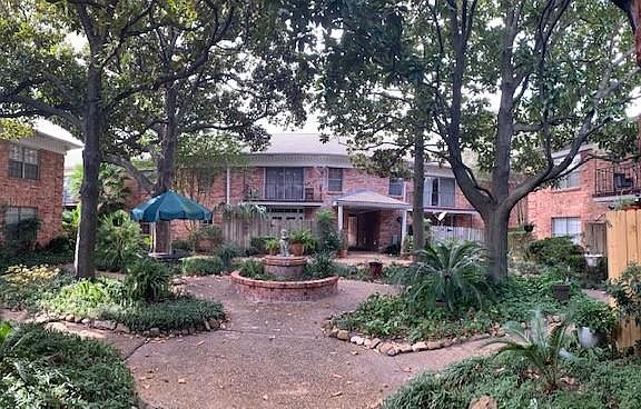3rd image of 2822 Briarhurst Dr APT 37