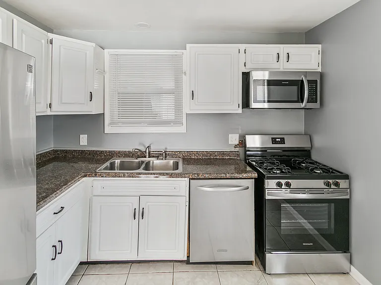 17561 Hillside Ave — Photo 3