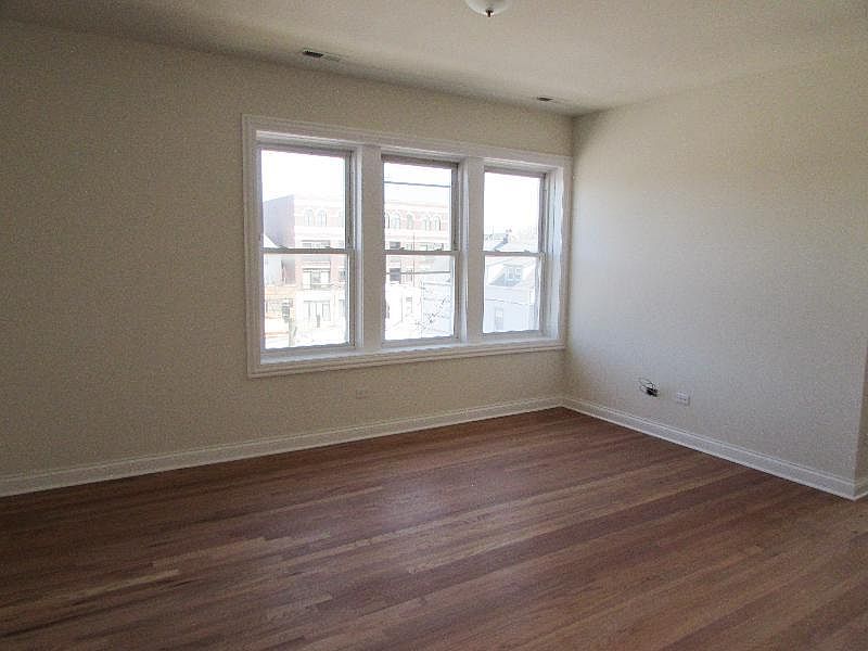 1st image of 2415 W Montrose Ave #Two_r