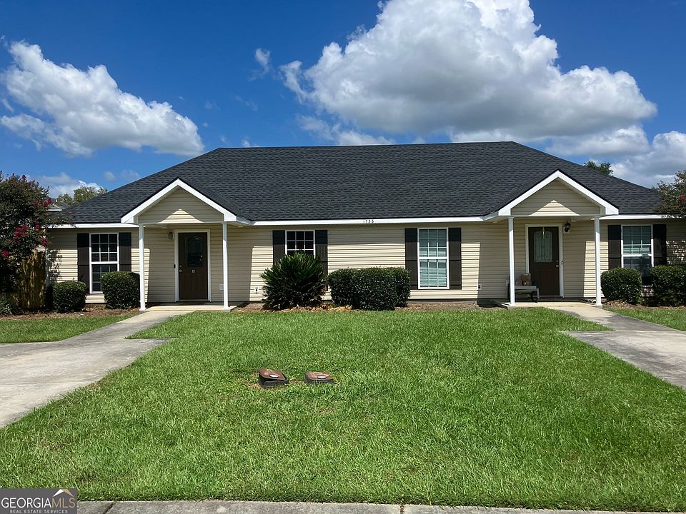 2nd image of 1736 Forsyth Pl