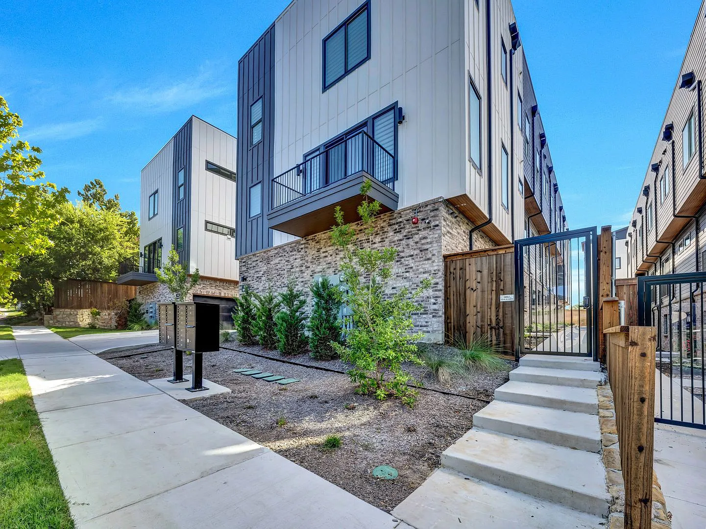 2206 Arroyo Ave Townhomes — Photo 1