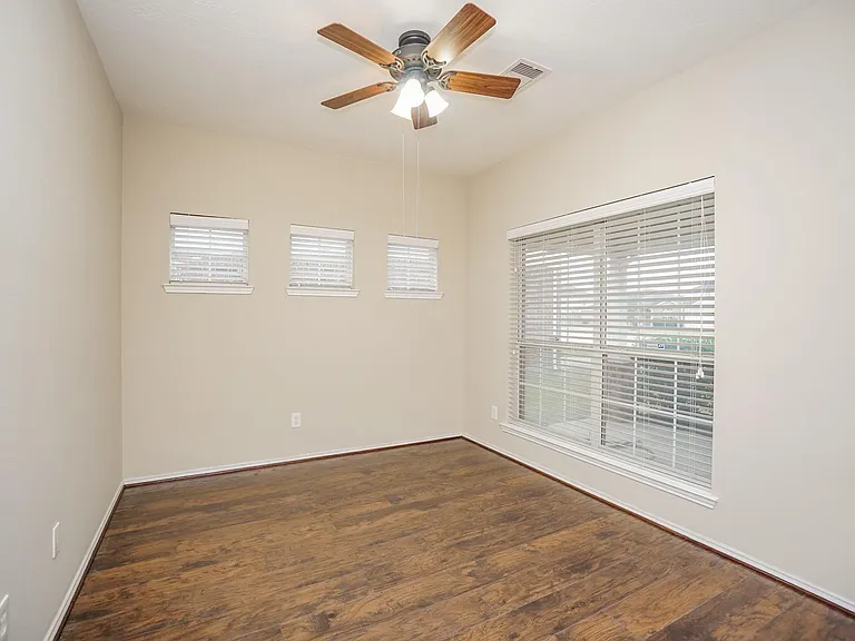 1323 Colonial Manor Dr — Photo 5