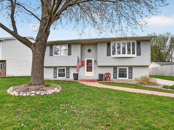 3021 Valley High Dr, Cedar Falls, IA 50613