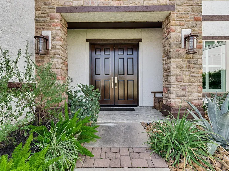 1826 Jade Hollow Ln — Photo 2