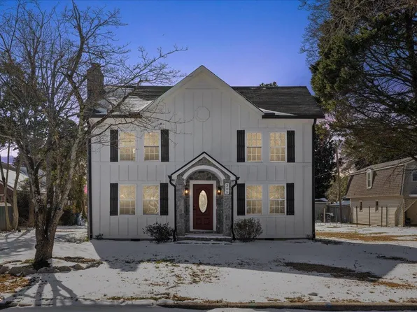 305 W Canary St, Dunn, NC 28334