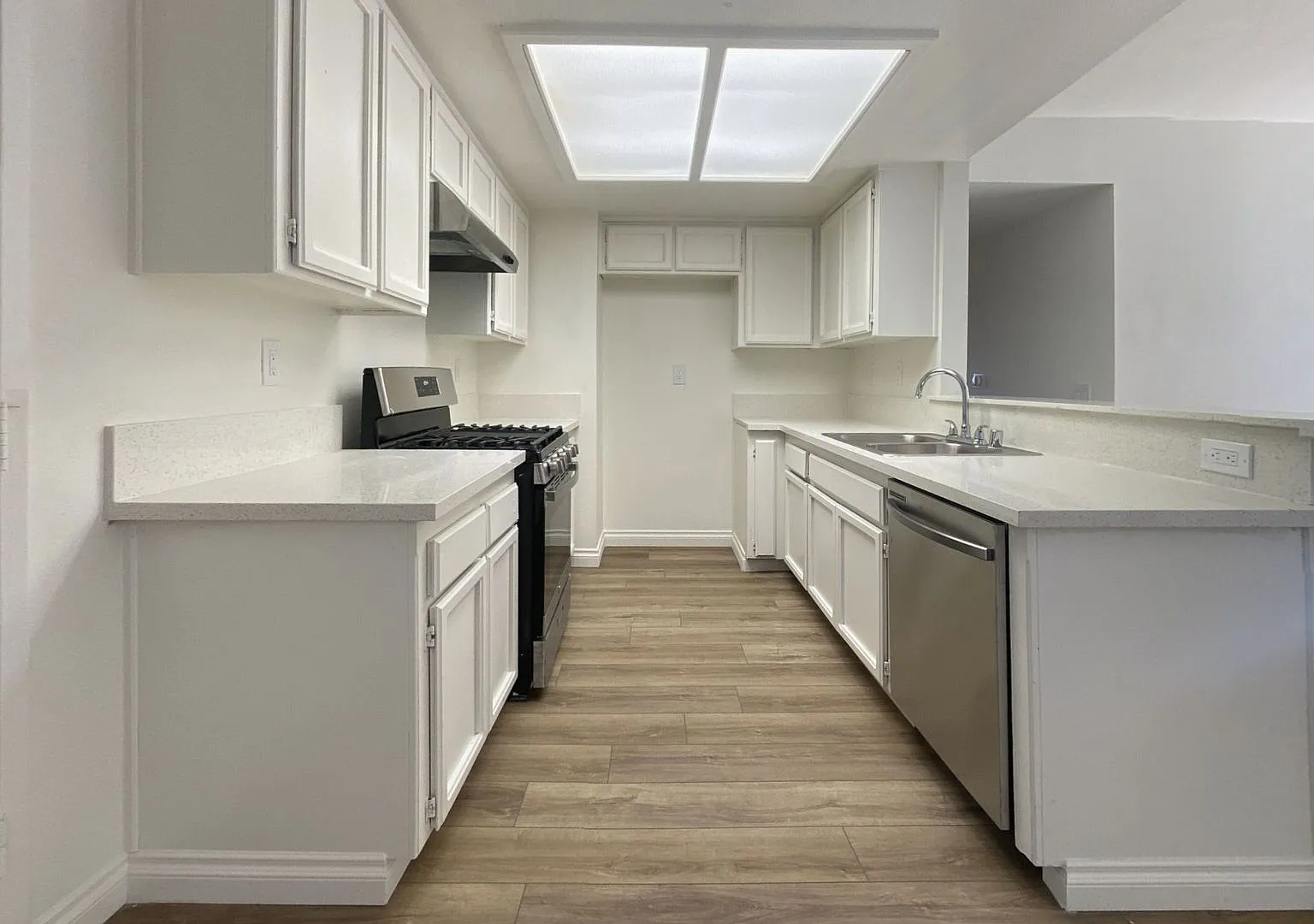 VAN - Van Nuys Apartments — Photo 3
