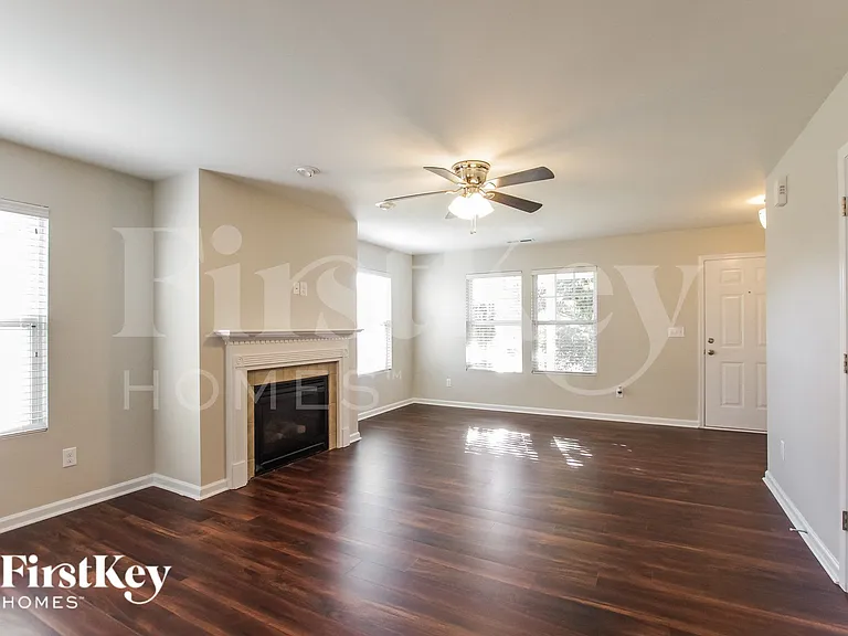1523 Kellys Landing Dr — Photo 3