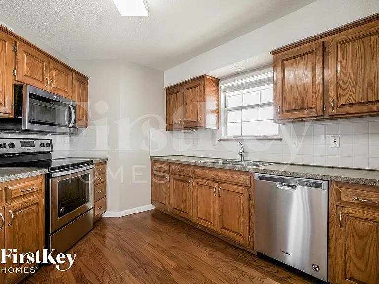 1049 NE Queens Cir — Photo 6