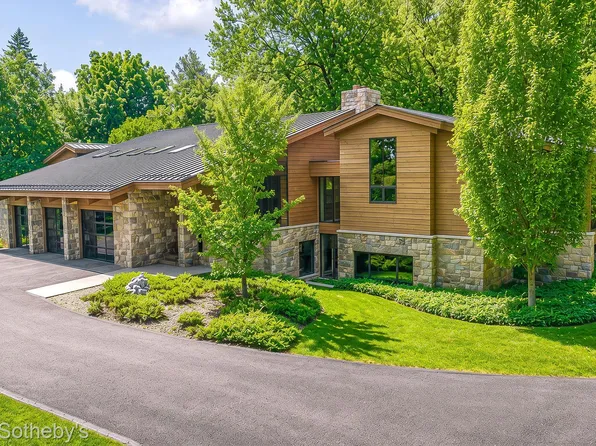 5051 Beach Rd, Troy, MI 48098