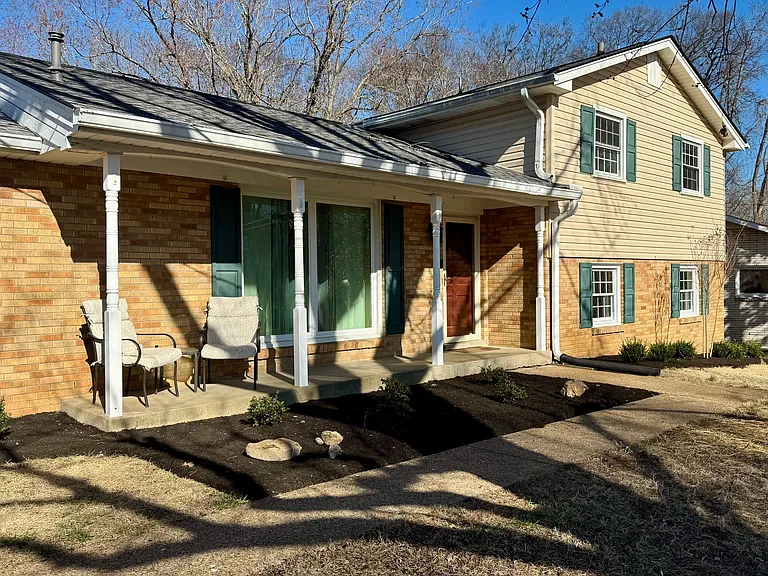 138 Roberta Dr — Photo 1