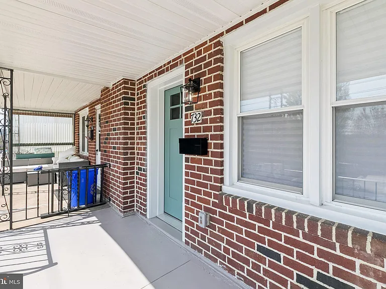 732 Harry St — Photo 2