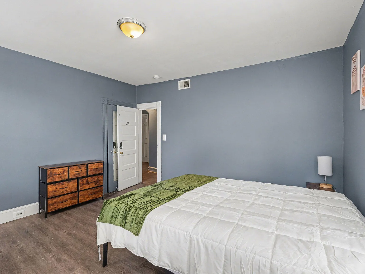 4 bed, 1.0 bath, 3793 sqft, $754 — Photo 1
