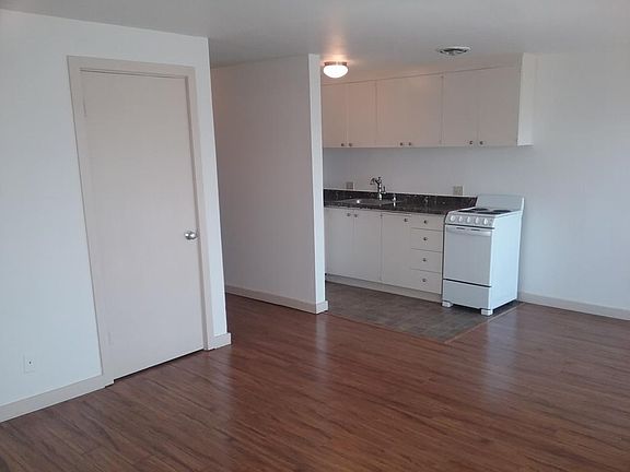 Kitchen w/ Closet