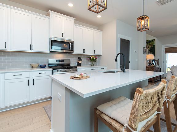 5th image of 315 Eclipse St