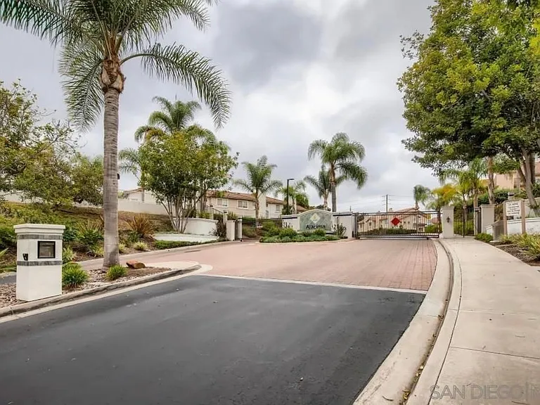 1298 El Mercado Way #D — Photo 3