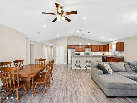3rd image of 815 BAKER Avenue