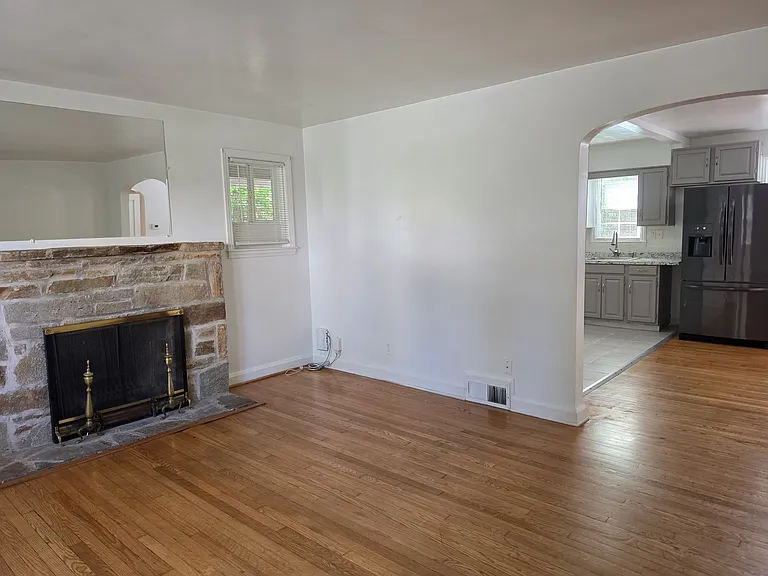 2100 Northland Rd — Photo 2