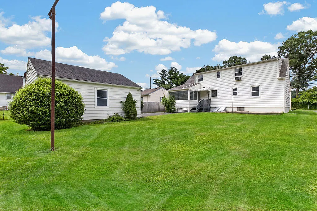 4 bed, 2.5 bath, 1817 sqft, $4,700 — Photo 3