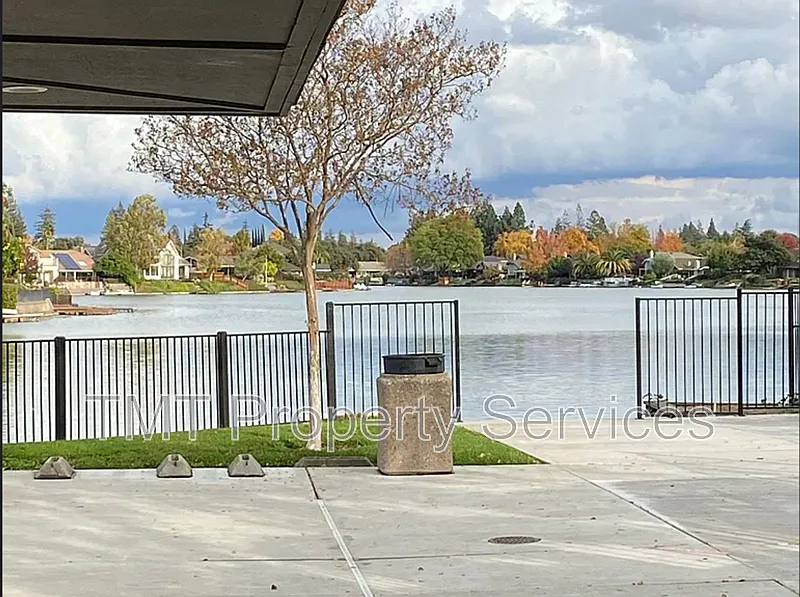 2 bed, 2.0 bath, 903 sqft, $2,100 — Photo 3
