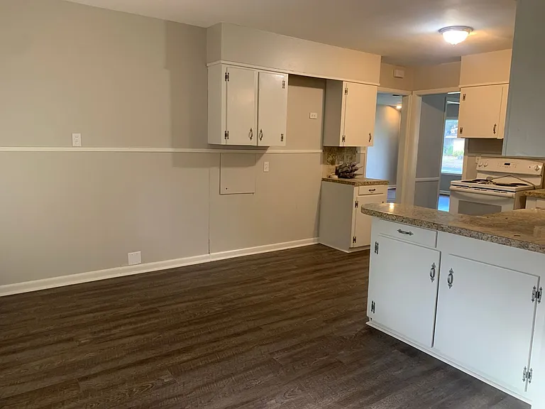 2204 Clinton St — Photo 8