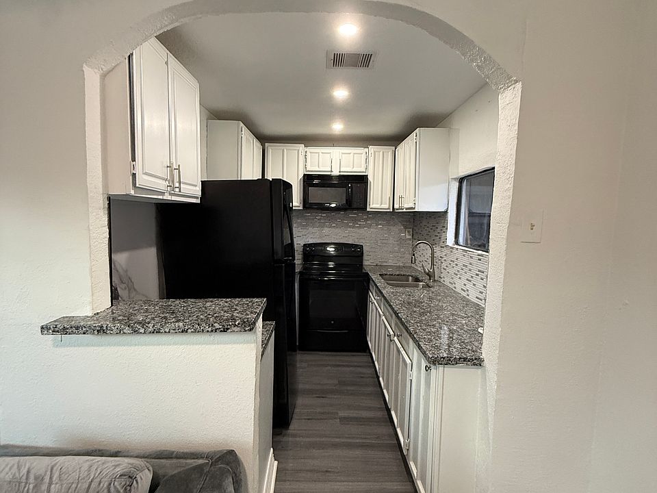 1st image of 2542 Cromwell St #B