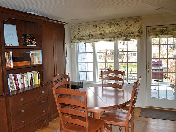 Eat-in extended kitchen