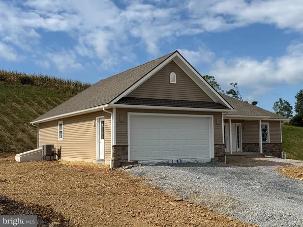 104 Starlight Ln, Lebanon, PA 17046