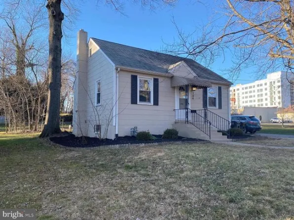 104 S Spring St, Falls Church, VA 22046