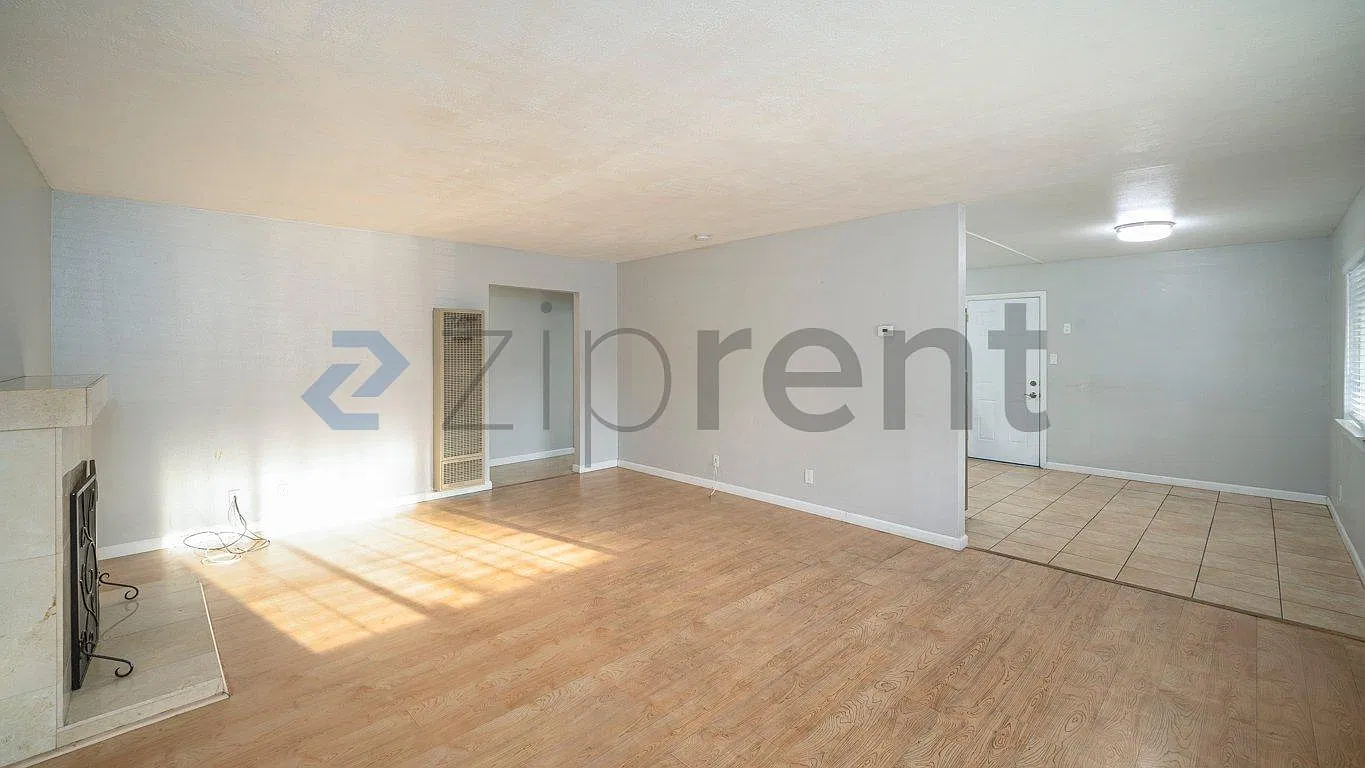 3 bed, 1060 sqft, $3,900 — Photo 2
