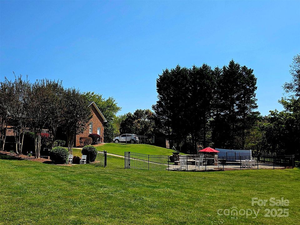 2nd image of 608 Sandycrest Dr
