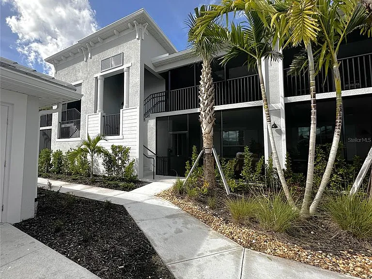14221 Heritage Landing Blvd #2014 — Photo 2