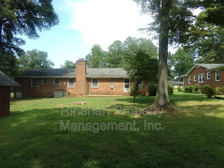 699 University Dr — Photo 14