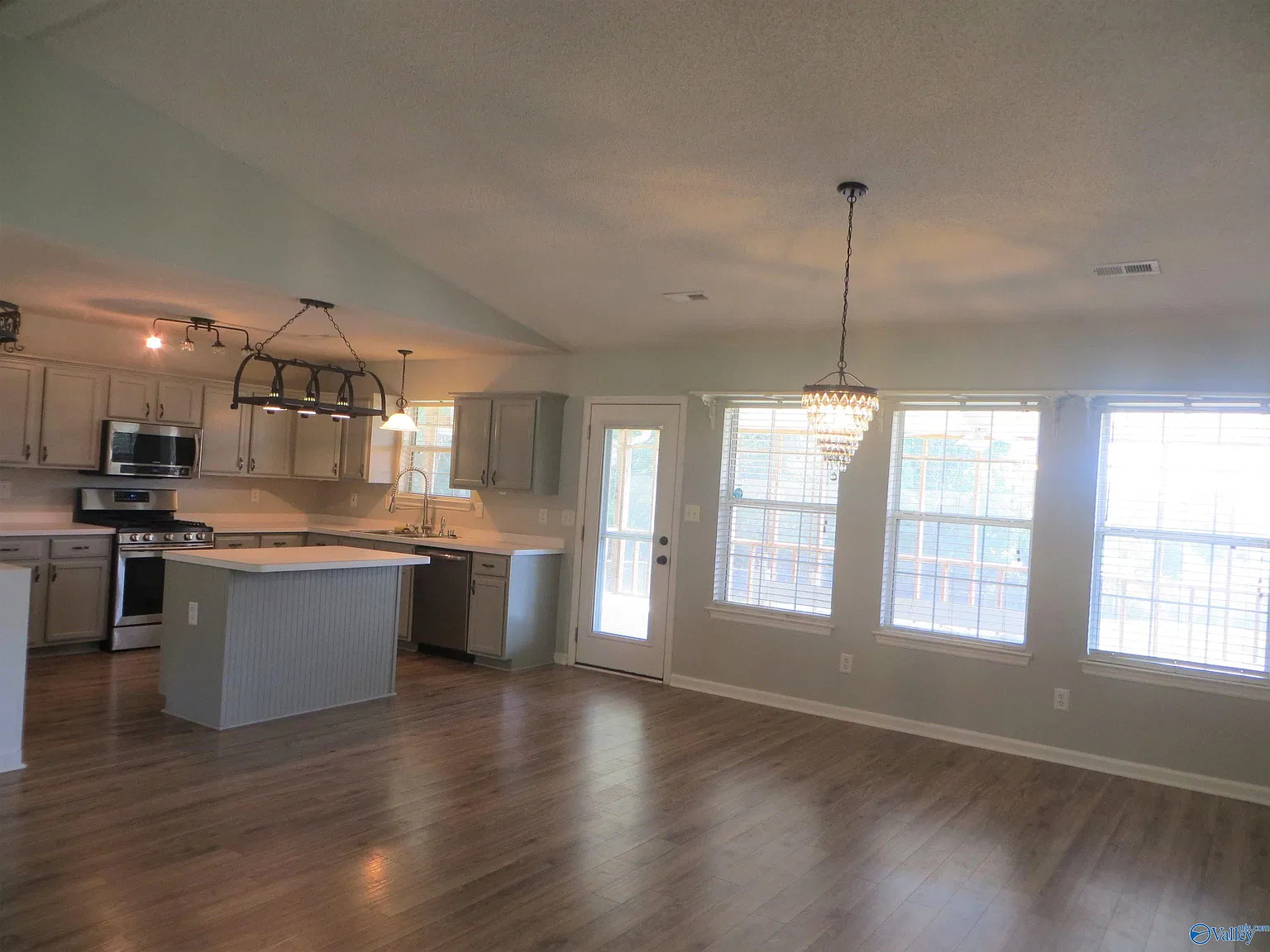 3 bed, 2.0 bath, 1598 sqft, $1,725 — Photo 3