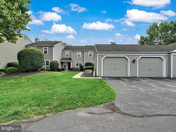 2nd image of 405 Barrington Ct