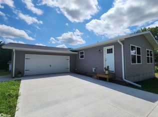 230 W Clay St, Osceola, IA 50213