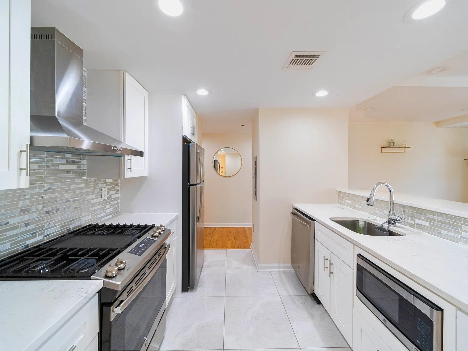 2 bed, 2.0 bath, 1128 sqft, $4,500 — Photo 4