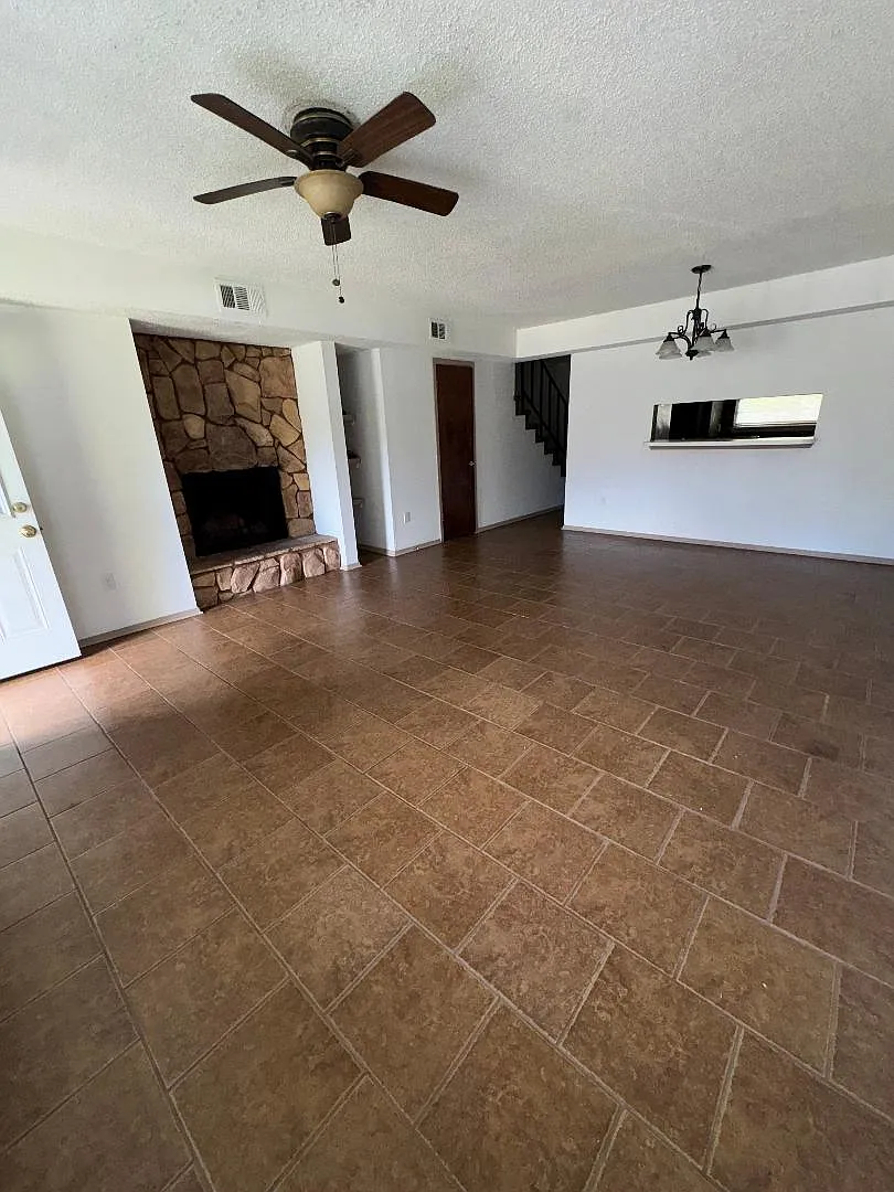 2 bed, 1.5 bath, 1000 sqft, $1,200 — Photo 1