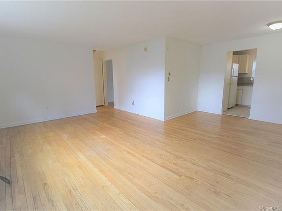 4th image of 12 Robbins Ln APT B