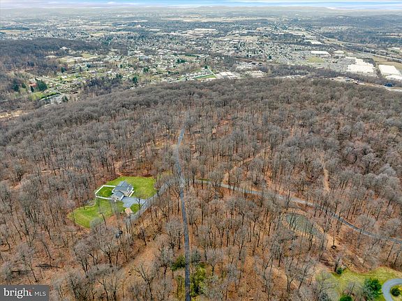 2nd image of 402 Mountainside Rd