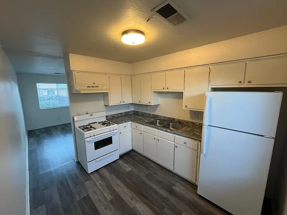 1717 Paisano St. NE - Quiet NE Heights 2 Bedroom End Unit