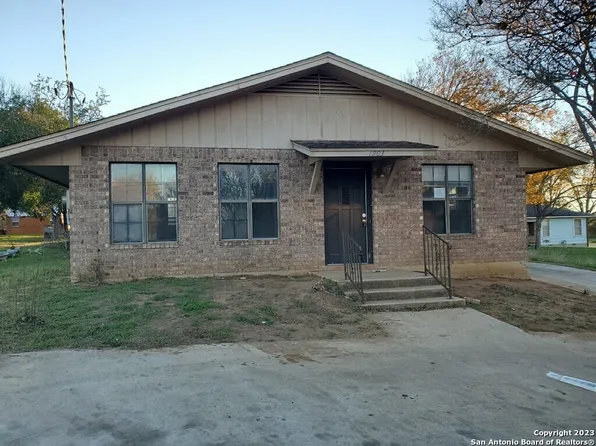 1903 3RD ST, Floresville, TX 78114
