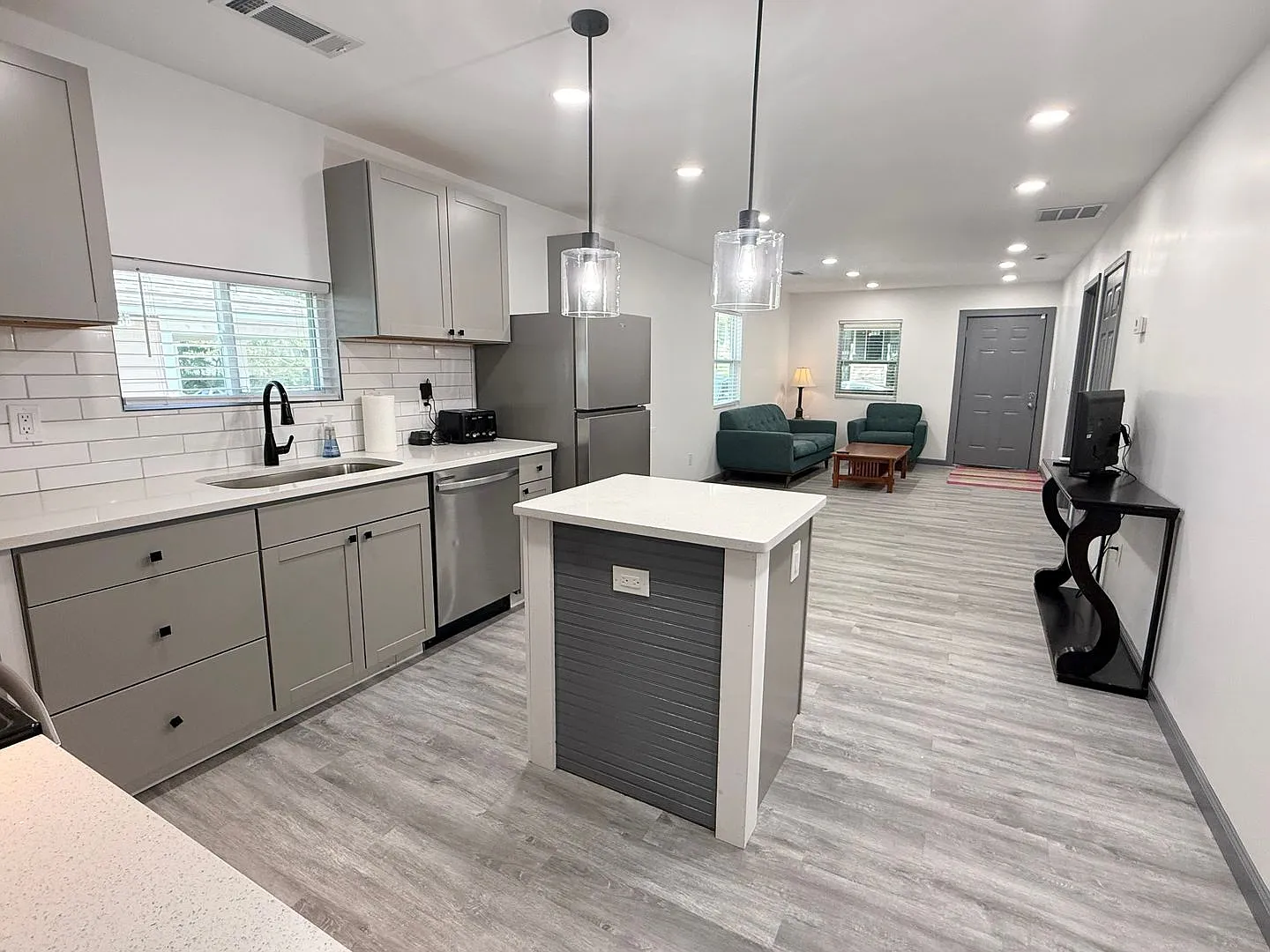 Oakland City 3 Bed/2 Bath, Beautifully Remodeled with Lovely Chefs Kitchen! — Photo 3