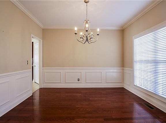 5th image of 401 Chris Dr